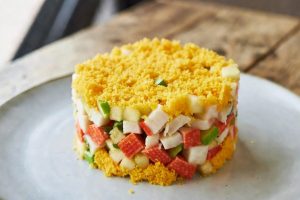 "мимоза" с крабовыми палочками и яблоком