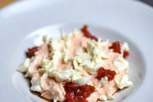 Простой соус для макарон из майонеза, томатной пасты с чесноком, рецепт с пошаговыми фото