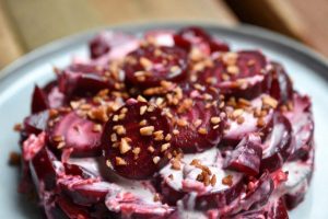 Салат из свеклы с чесноком и майонезом