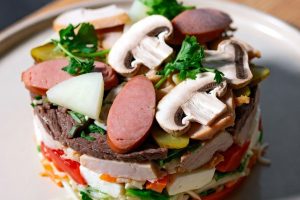 Салат клязьма. рецепт классический с редькой, курицей, колбасой, говядиной, грибами, свининой