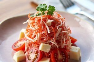 Салат крабовые палочки помидоры сыр