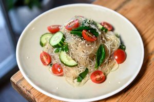 Салат с фунчозой и овощами: рецепты