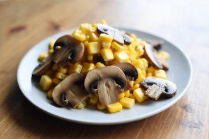 Салат с консервированными шампиньонами и кукурузой