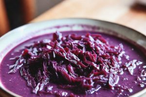 Щи с краснокочанной капустой фиолет