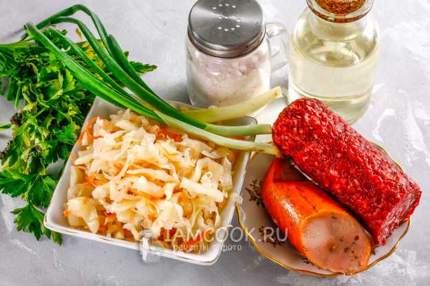 Капуста с колбасой и морковкой тушеная