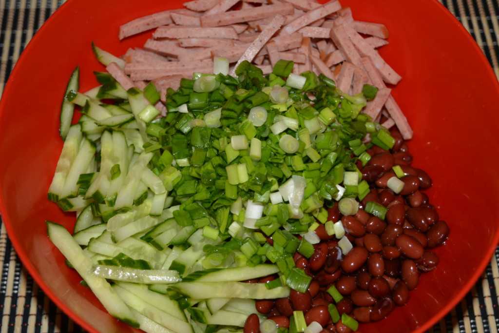 Копченая колбаса огурцы фасоль салат