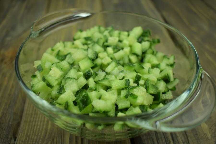 Салаты с зелёным горошком на скорую руку - 12 быстрых и вкусных рецептов