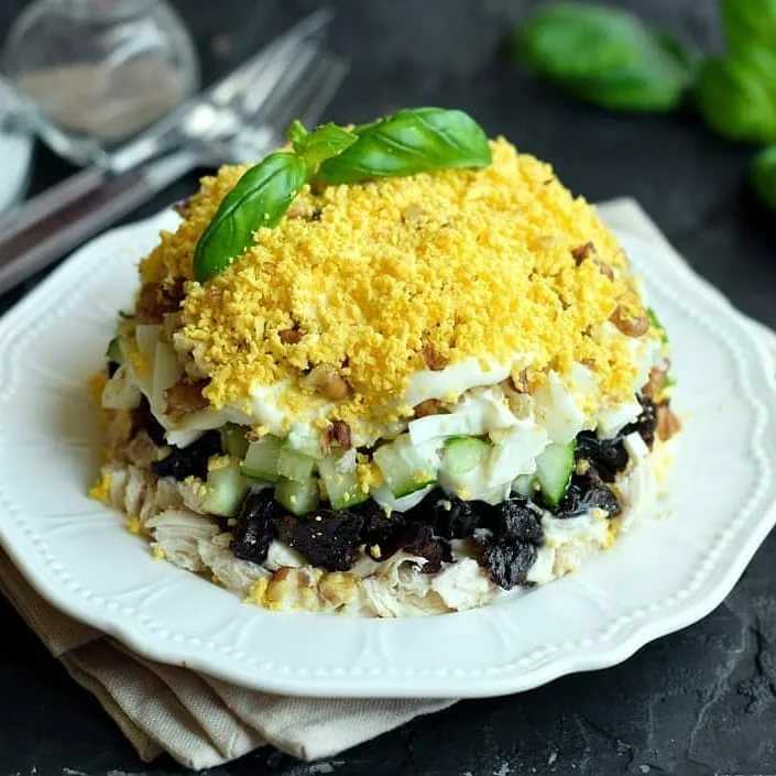 20 оригинальных салатов с курицей и черносливом