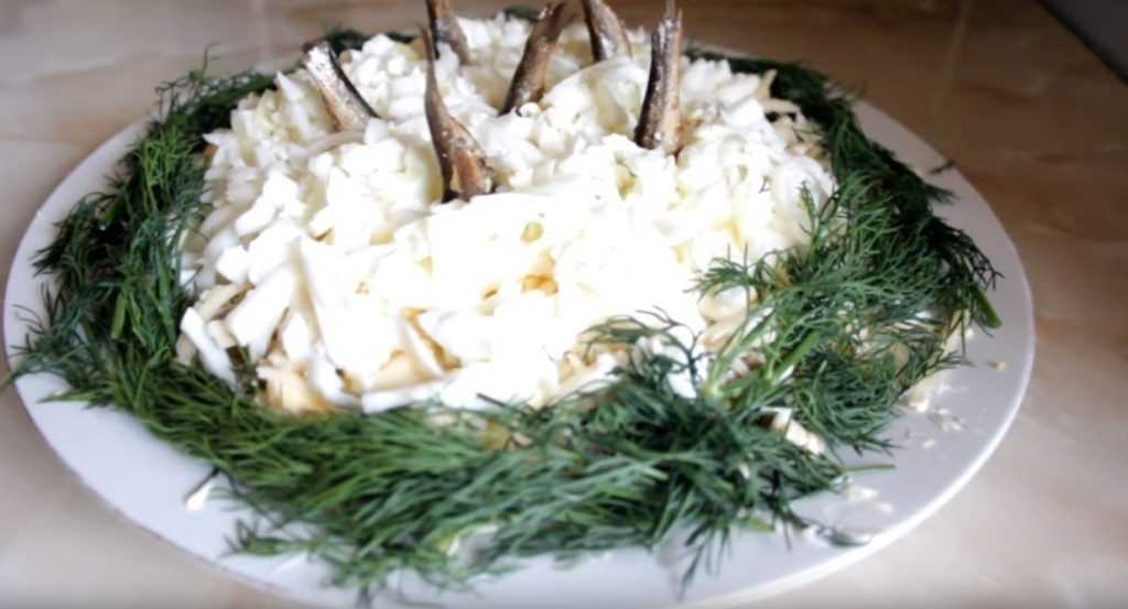Салат со шпротами — 13 домашних вкусных рецептов приготовления