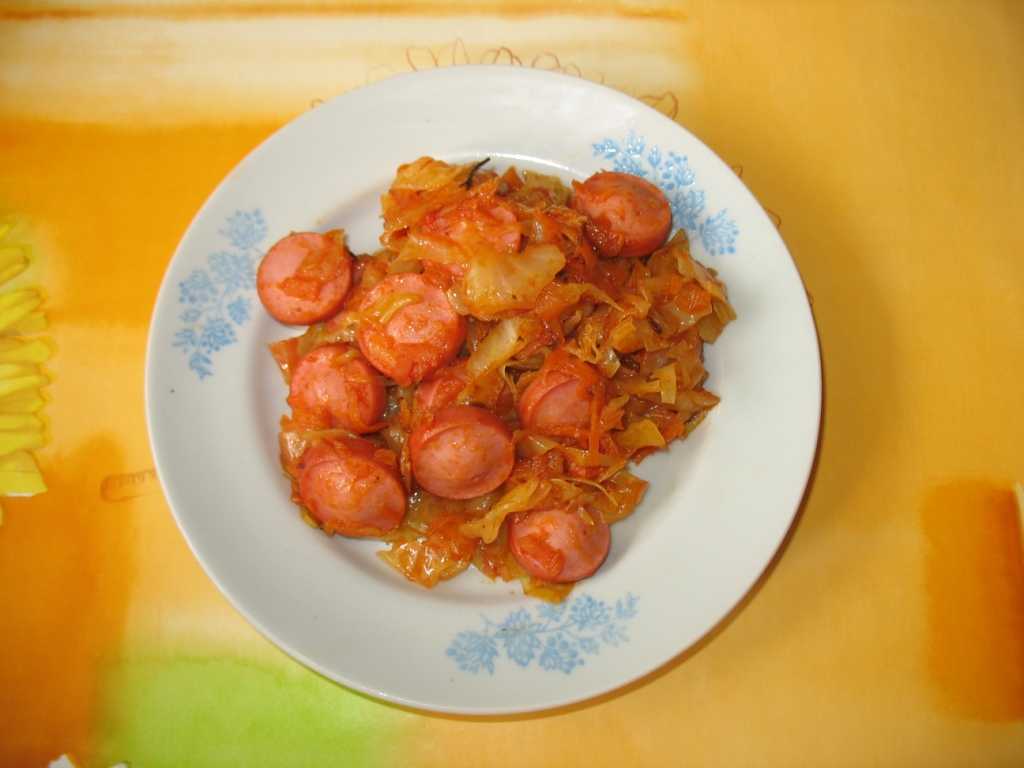 Салат с капустой и колбасой – оригинальные и доступные идеи: рецепт с фото и видео