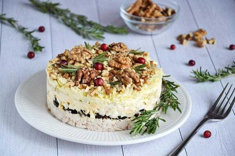 Салат из чернослива курицы и грецких орехов – излюбленное блюдо любой хозяйки: рецепт с фото и видео