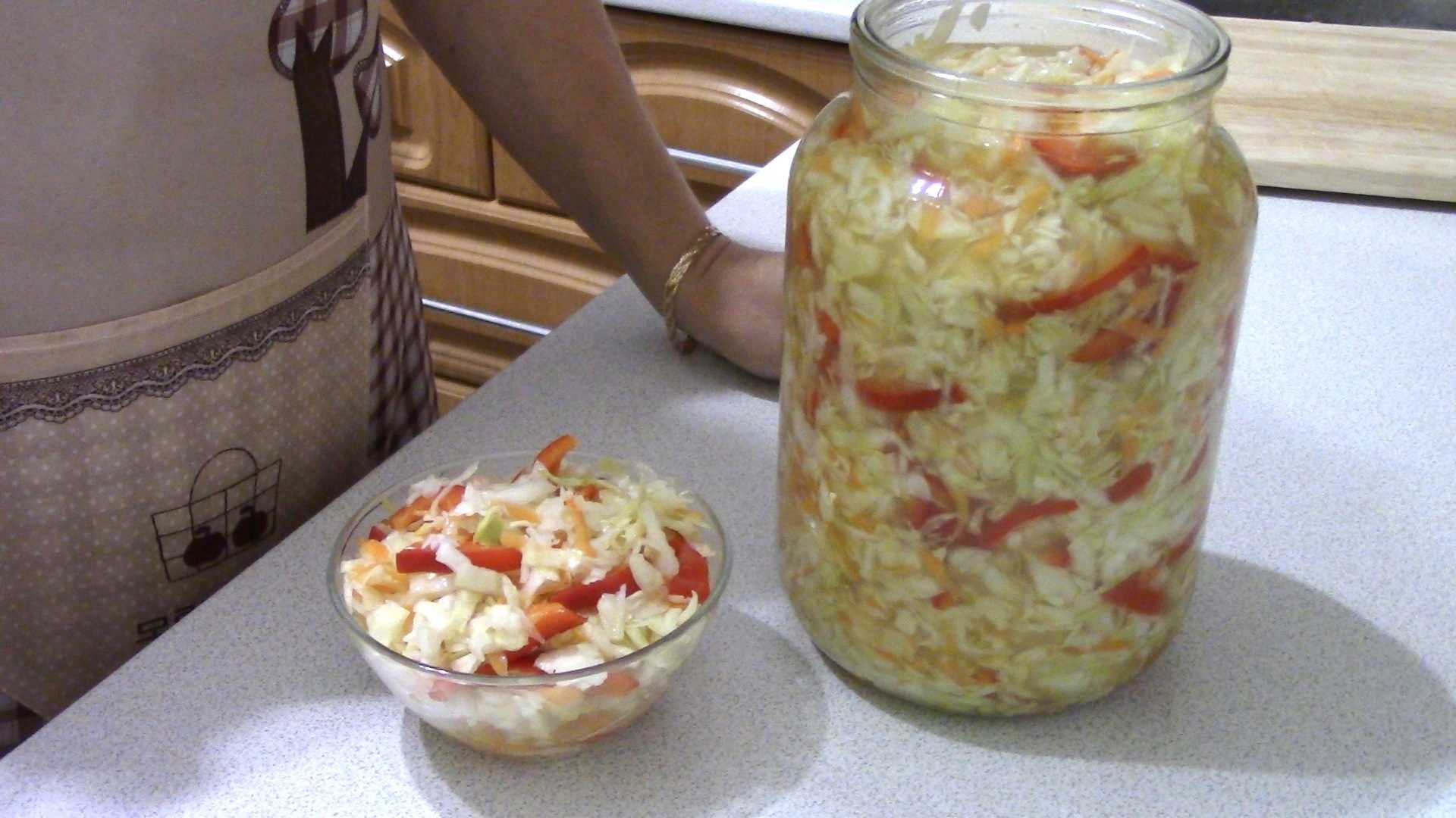 Квашеная капуста с перцем и помидорами