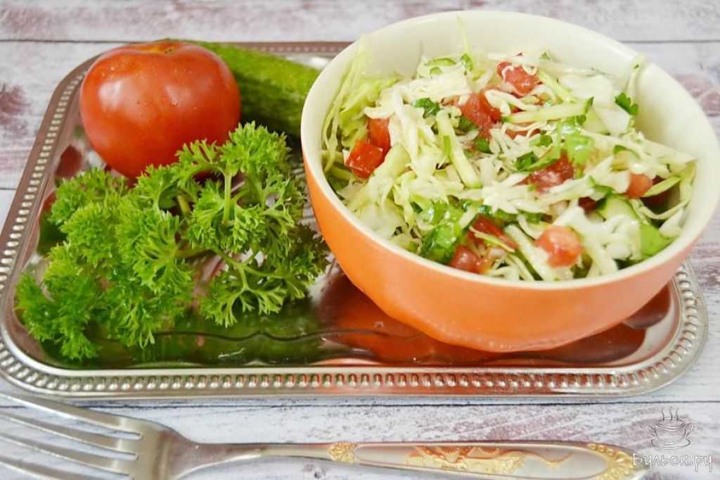 Салат капуста с огурцом рецепт с маслом. Овощной салат. Салат из капусты. Салат капуста огурец помидор. Салат с капустой и помидорами.
