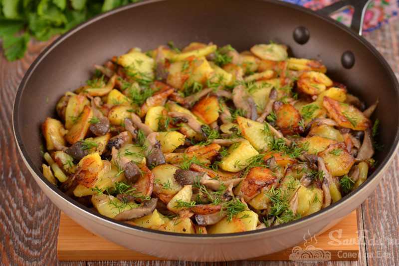 Жареная картошка с грибами на сковороде фото