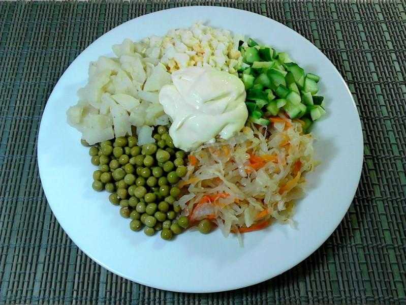 Салат с квашеной капустой, сыром и яйцами — рецепт с фото пошагово