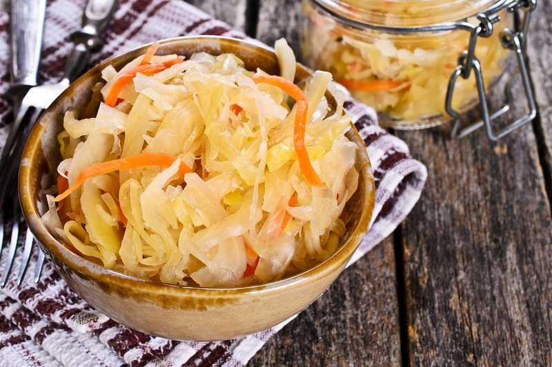 Квашеная капуста и простой салат – кулинарный рецепт