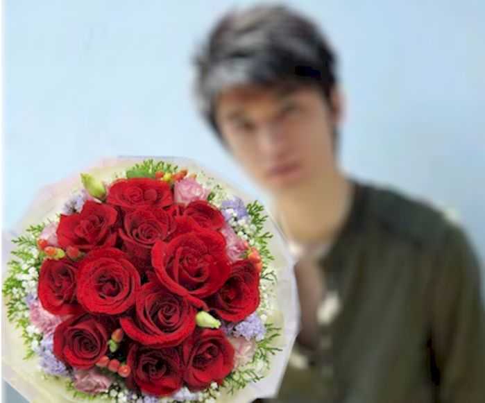 Какие цветы к отношениям. Цветы категорически. 13 Роз можно дарить женщине. 13 Цветов можно дарить или. Какие цветы дарить девушке 23 года.