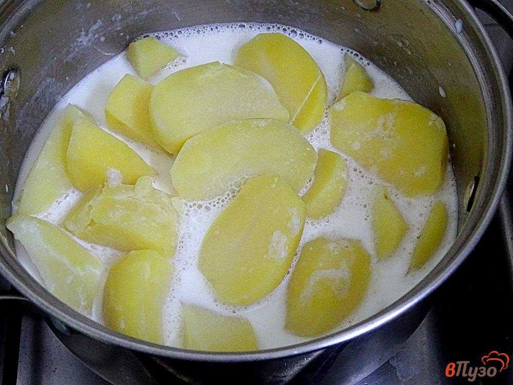 Картошку залило водой. Картошка вареная в молоке. Картофель отварной в молоке. Картофель в молоке вареный. Вареная картошка с молоком.