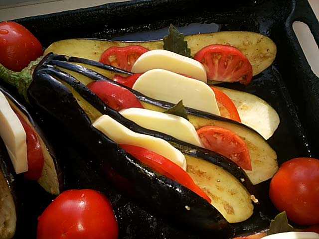 Рецепт запеченных овощей с сыром. Баклажаны с моцареллой и помидорами в духовке. Баклажан помидор моцарелла. Баклажаны запеченные с моцареллой. Баклажаны пармеджано.