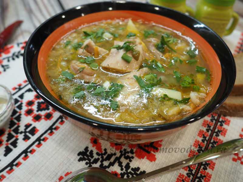 Как сварить рассольник с перловкой и солеными огурцами на курином бульоне