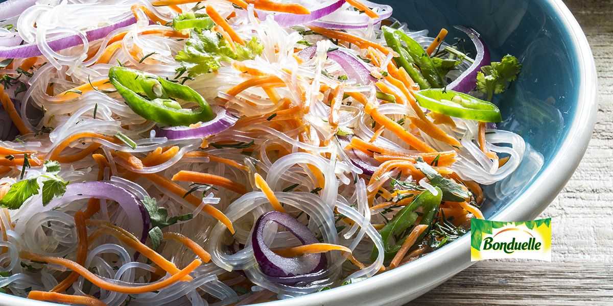 Как готовить салат из фунчозы с огурцами