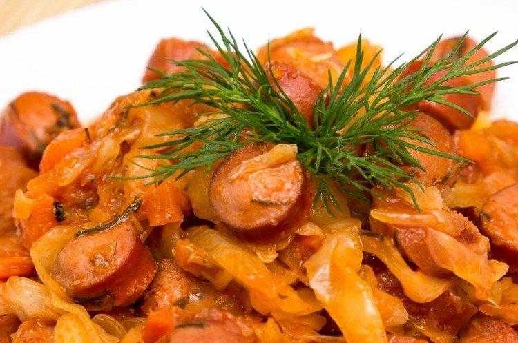 Капуста тушеная на сковороде — очень вкусные классические рецепты с томатной пастой и разными добавками