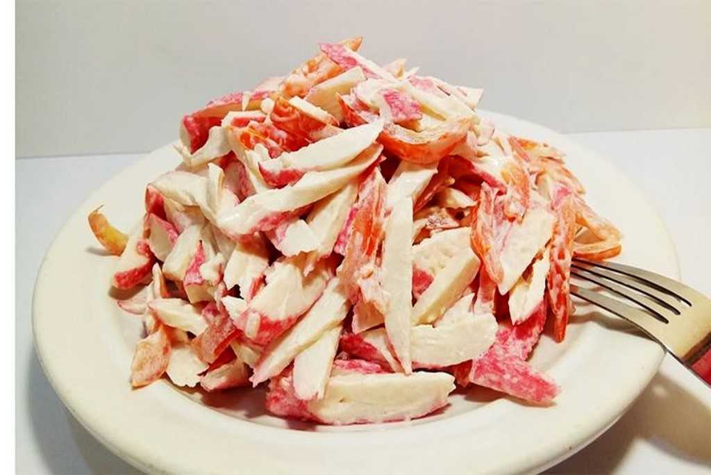 Салат аристократ с курицей, тунцом, крабовыми палочками, красной рыбой, консервами. рецепт с фото пошагово