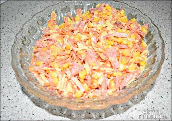Салат с сухариками и копченой колбасой