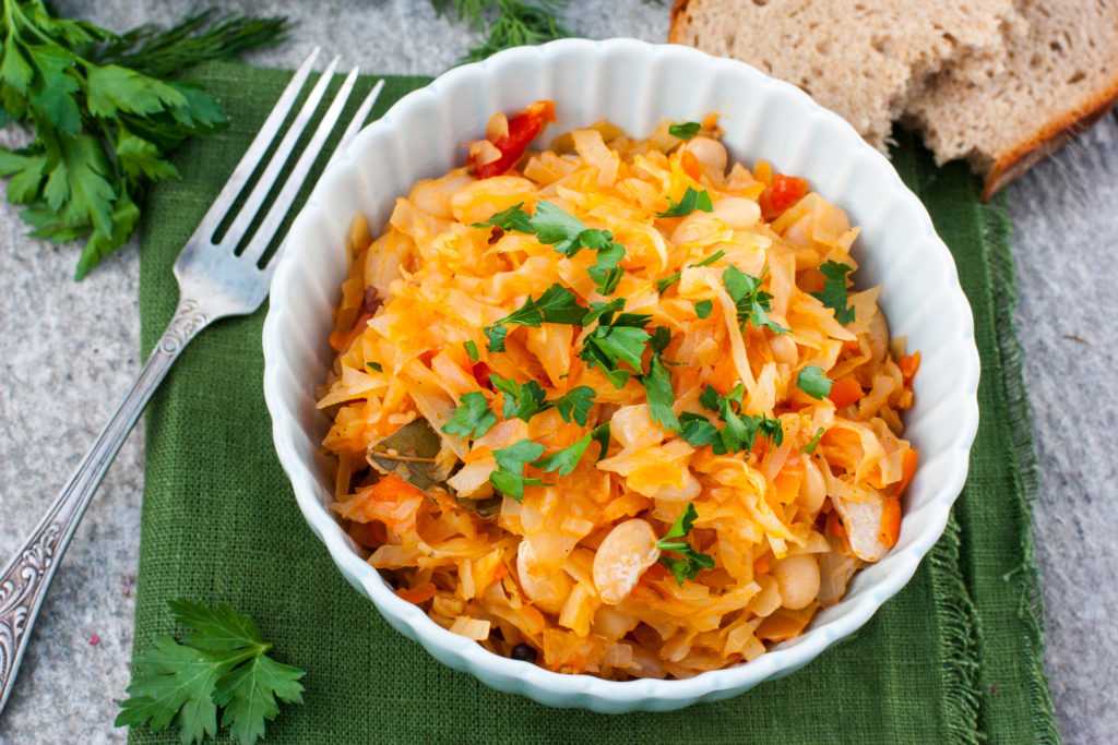 Капуста с мясом, тушеная в мультиварке — пара простых, проверенных рецептов
