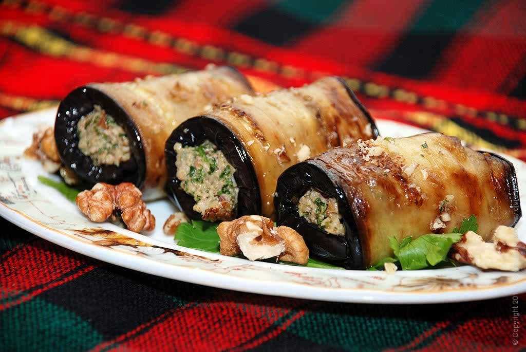 Рулетики из баклажанов с разными начинками на праздничный стол