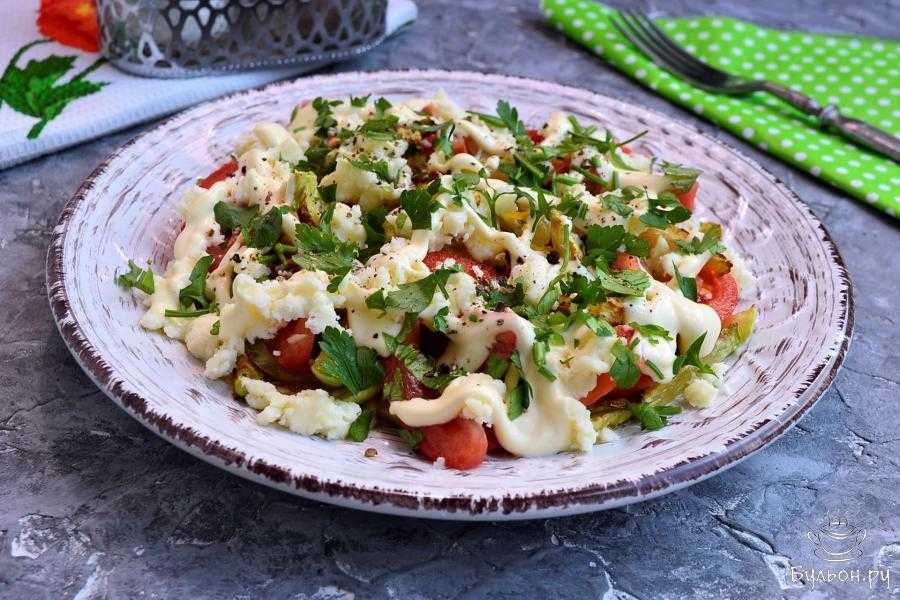 Салат из жареных кабачков с помидорами и чесноком