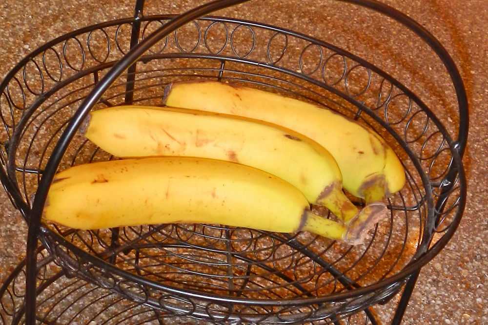 Как сохранить бананы в домашних. Бананы хранение. Банан домашний. Чтобы бананы не чернели. Бананы темнеют в холодильнике.