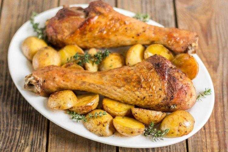 Как приготовить Вкусная картошка с индейкой и шампиньонами в духовке с использованием: картофель,филе индейки,лук репчатый,шампиньоны свежие Очень сочная и вкусная запечённая картошка с шампиньонами и индейкой в духовке Получается очень сочная и нежная ин