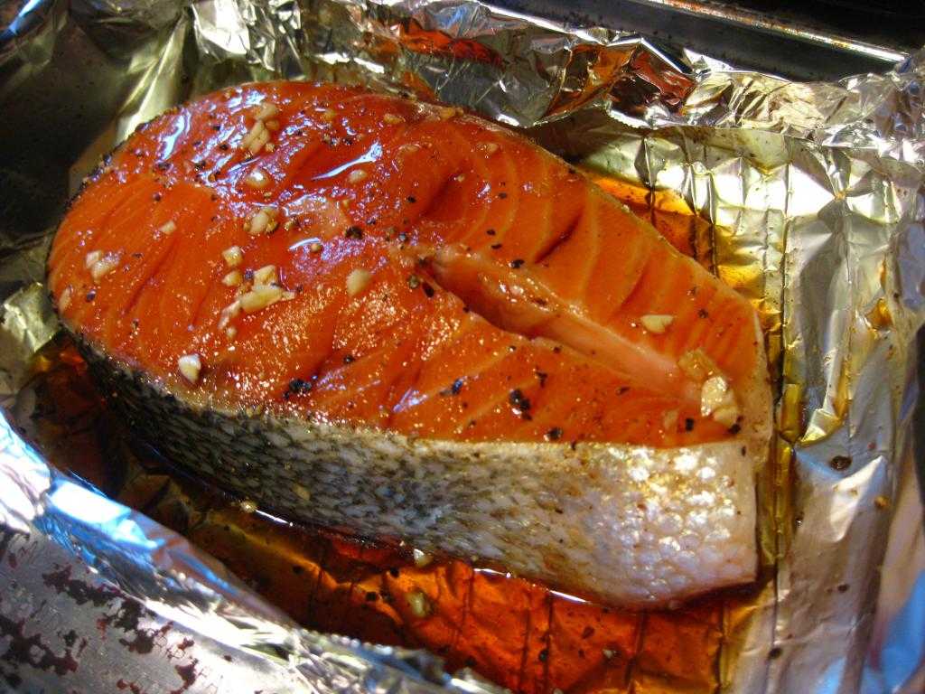 Красная рыба в духовке рецепты фото. Рыба в духовке в фольге. Красная рыба запеченная в духовке. Рыбные стейки в духовке. Стейк семги в фольге.