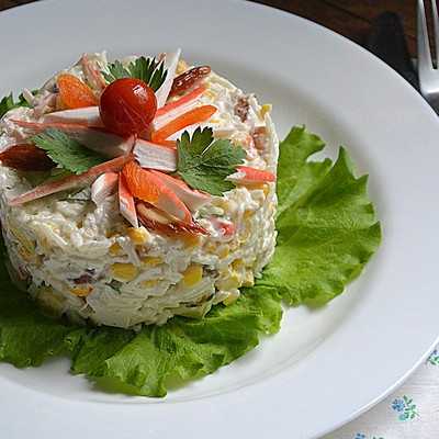 Как приготовить Салат со шпротами и крабовыми палочками с использованием: картофель вареный,шпроты в масле,горошек зеленый консервированный,майонез Салат со шпротами и крабовыми палочками, по праву можно назвать одним из самых вкусных салатов Кроме перечи