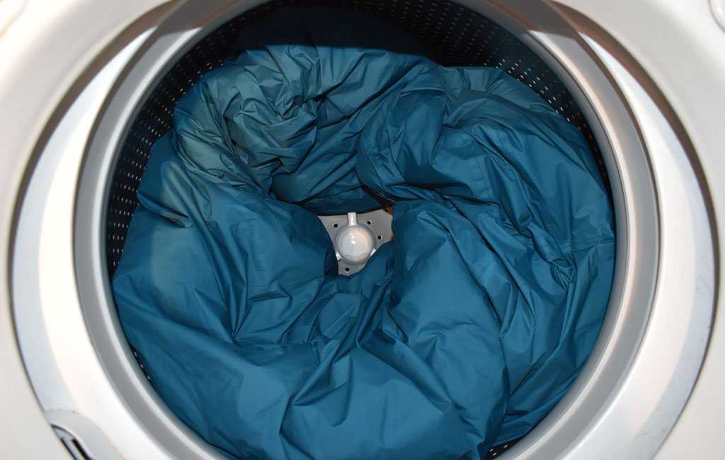 Машинка стирает холодной водой. Как стирать рубашку. Как стирать рюкзак в стиральной машине. Можно ли стирать портфель в стиральной машине. Как стирать брюки.