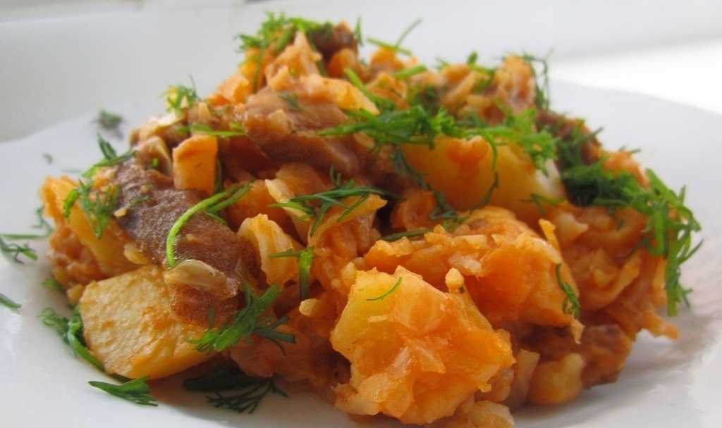 Картошка с квашеной капустой тушеная на сковороде рецепт с фото пошагово - 1000.menu
