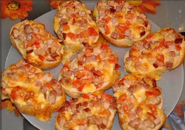 Горячие бутерброды в духовке с колбасой и сыром на батоне с помидорами рецепт фото