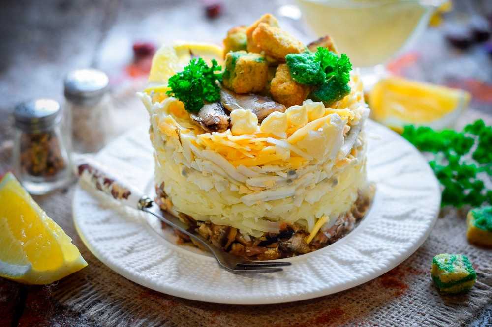 Рецепт салата со шпротами и сухариками и помидорами - 95 фото