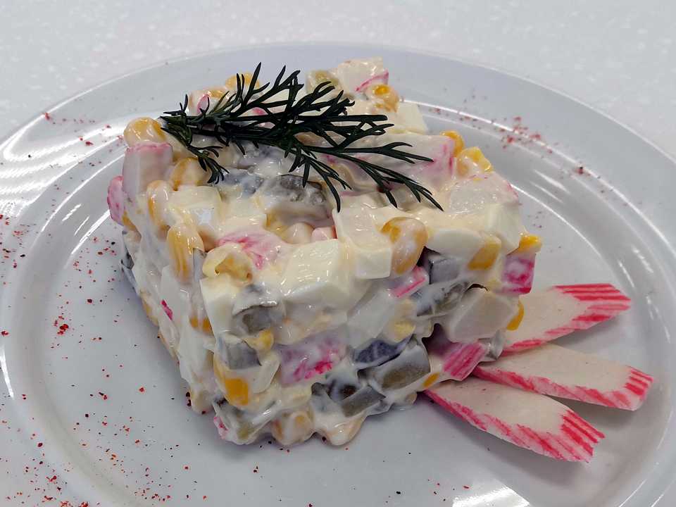 Салат с крабовыми палочками — 10 очень вкусных и простых рецептов с фото пошагово