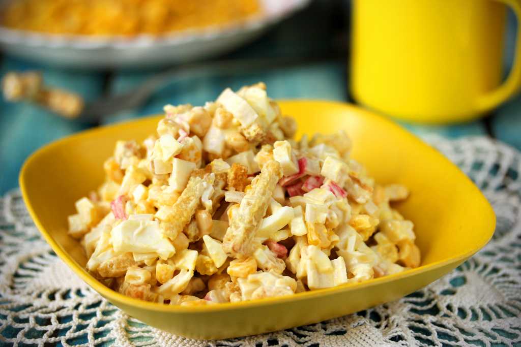 Салат с ананасами и копченой курицей и кукурузой и крабовыми палочками