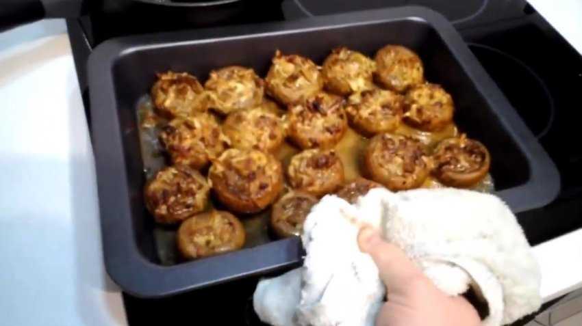 Как приготовить Вкусные шампиньоны в майонезе в духовке с использованием: шампиньоны,майонез,соль,перец черный молотый Предлагаю вам приготовить очень вкусные шампиньоны в майонезе, приготовленные в духовке Готовятся грибочки очень легко и быстро