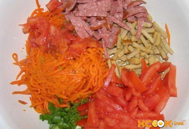 Салат копченая колбаса кукуруза огурец корейская морковь. Салат корейская морковь колбаса кукуруза огурец. Салат с корейской морковью и кукурузой и сухариками. Салат кукуруза корейская морковь копченая колбаса сухарики. Салат с морковью по-корейски и копченой колбасой и сухариками.
