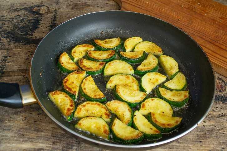 Жареные кабачки на сковороде - 11 вкусных рецептов