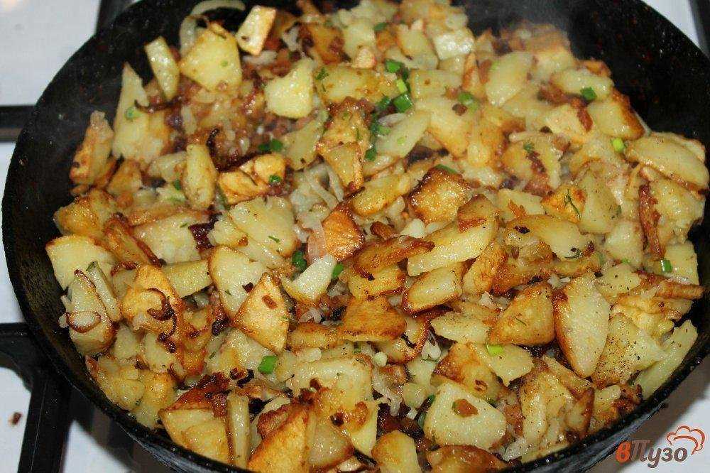 Жареная картошка на воде рецепт. Жареная картошка с румяной корочкой. Жареная картошка на сковороде с корочкой. Размякшая картошка жареная. Жареная картошка с зеленым луком.