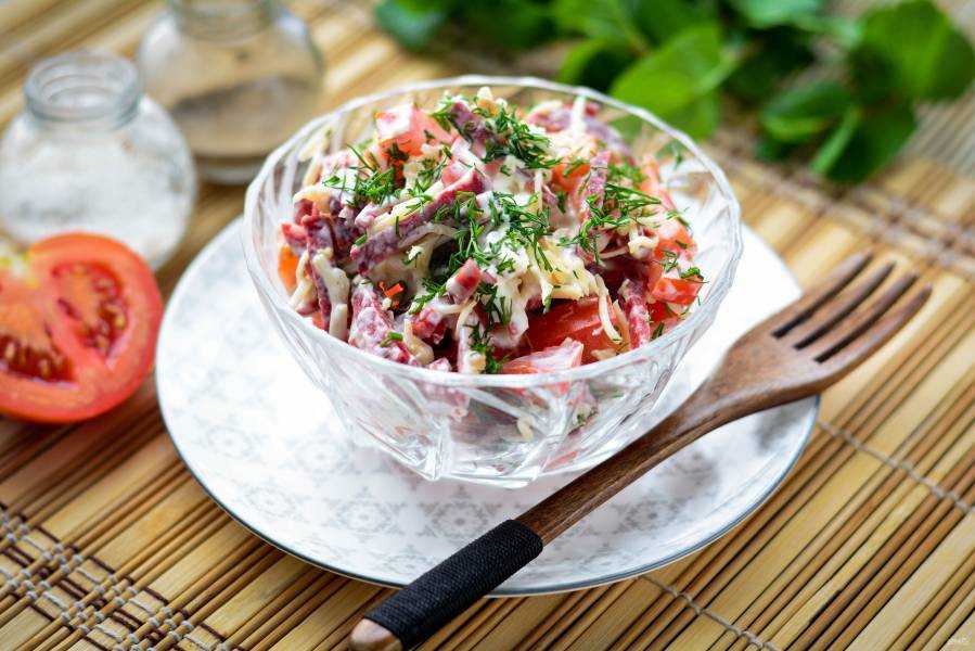 Салат с колбасным сыром – фейерверк вкусов: рецепт с фото и видео