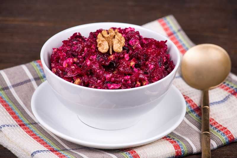 Салат со свеклой и черносливом – классическое сочетание русской кулинарии: рецепт с фото и видео
