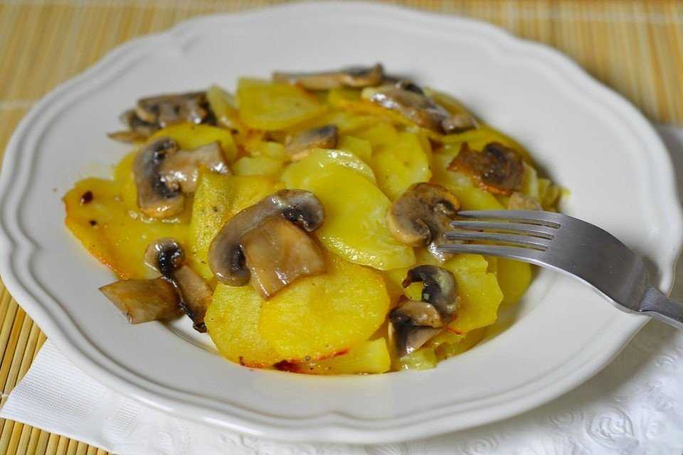 Картошка с шампиньонами в сливках в духовке - 9 пошаговых фото в рецепте