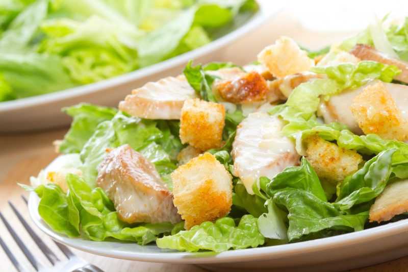 Салат цезарь с курицей в домашних условиях – простые классические рецепты