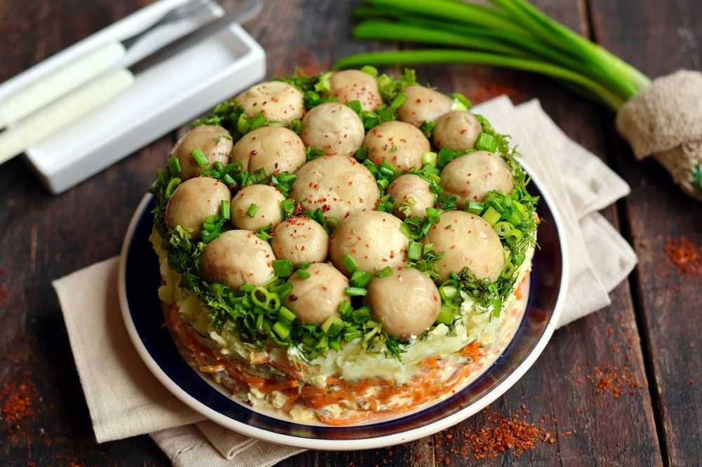 Салаты с маринованными грибами - 20 простых и вкусных рецептов